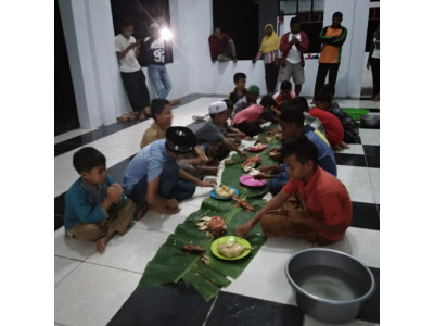 Penutupan kegiatan orientasi santri dengan bakar ikan bersama. Warga kobi turut menyemarakkan suasan